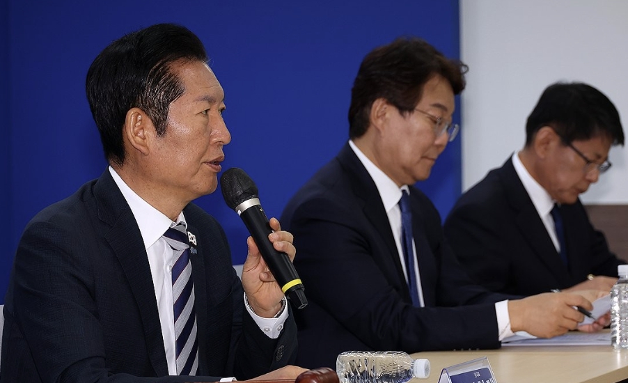 더불어민주당 정청래 대표가 14일 오전 부산 동구 민주당 부산시당에서 열린 부산 현장최고위원회에서 발언하고 있다. /연합뉴스