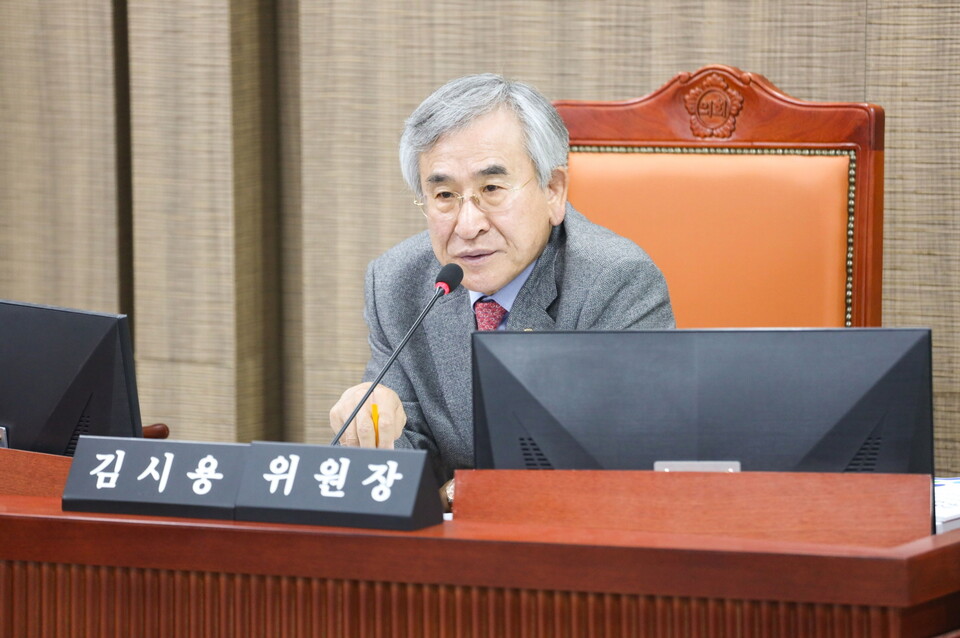 경기도의회 도시환경위원회 김시용 위원장(국민의힘·김포3)이 13일 기후환경에너지국과 경기환경에너지진흥원에 대한 행정사무감사에서 경기도 환경정책의 구조적 문제를 총체적으로 지적하며 강도 높은 개선을 요구했다./ 경기도의회 제공