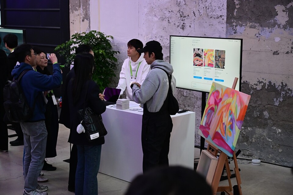 아르투(Artue)가 오픈AI 데브데이(DevDay) 서울 행사에 공식 초청돼 자사의 AI 미술 추천 기술과 대화형 큐레이터 시스템을 선보이며 업계의 주목을 받았다./아비투스어소시에이트