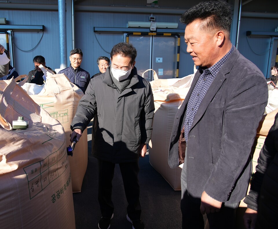 2025년산 공공비축미 건조벼 매입 현장. 사진=영천시