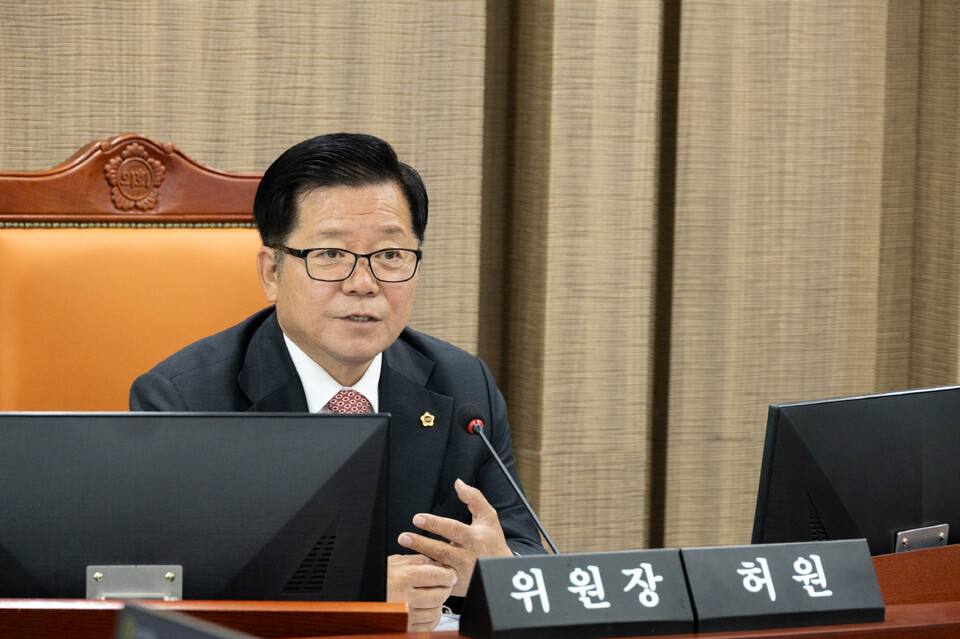 허원 위원장은 “경기도의 친환경차 보급률이 이미 10%를 넘어섰지만, 이를 정비할 수 있는 민간 정비업체는 여전히 4% 수준에 머물러 있다”며 “정비 역량이 제조사 직영센터에만 집중되면서 예약 대기 장기화, 지역 간 정비 격차, 도민 불편과 안전 문제로 직결되고 있다”고 지적했다./ 경기도의회 제공