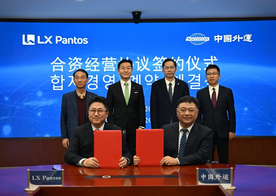 지난 13일 중국 베이징 시노트란스 본사에서 이용호 LX판토스 대표(뒷줄 왼쪽 두 번째)와 장이 시노트란스 회장(뒷줄 왼쪽 세 번째) 등 양사 관계자들이 한중 복합운송 전문 합작법인 설립 계약을 체결한 후 기념사진을 촬영하고 있다./LX판토스
