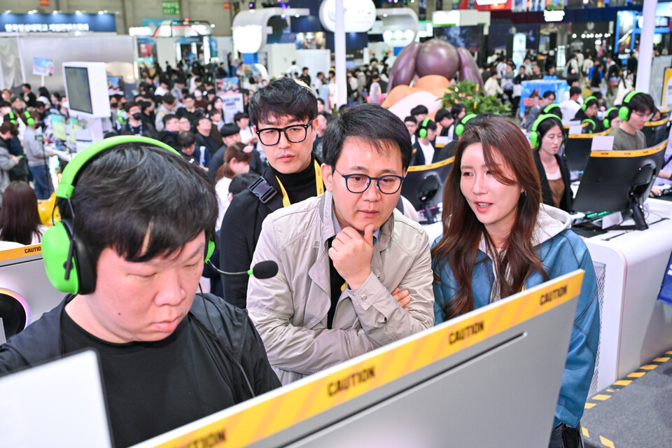 지스타 2025 현장에 방문한 방준혁 넷마블·코웨이 의장./넷마블