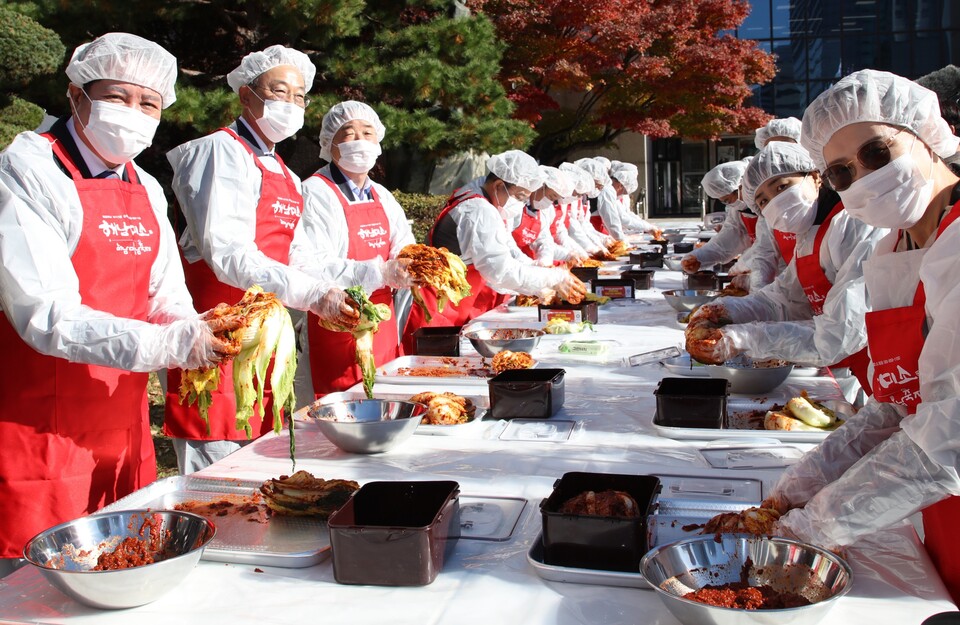 안양시(시장 최대호)와 전남 해남군이 14일 안양시청 앞마당에서 ‘2025년 김장김치 나눔행사’를 열고 따뜻한 상생의 의미를 되새겼다./ 안양시 제공