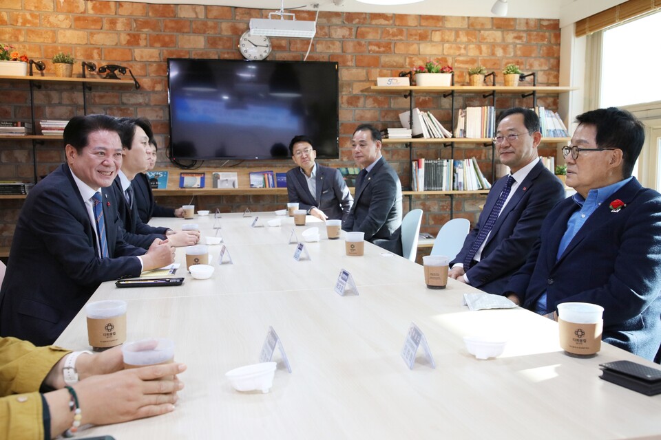 최대호 안양시장은 “해남군에서 보내주신 사랑의 김장김치와 기부에 깊이 감사드린다”며 “세 번째 나눔으로 이어진 두 지자체의 우정과 고향사랑기부금 교차 기부가 전국적인 모범 사례가 되길 바란다”고 말했다./ 안양시 제공