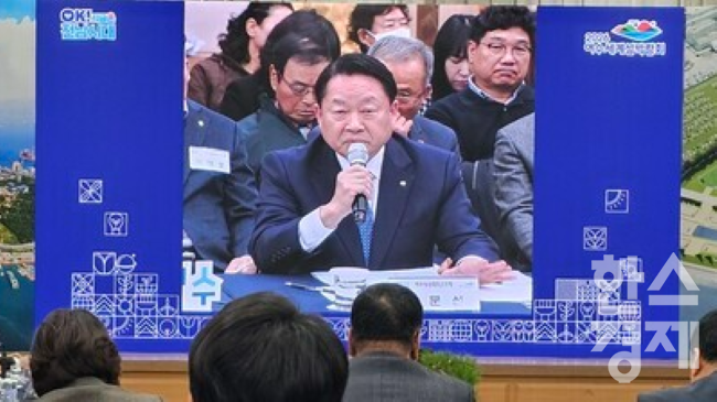 ▲한문선 여수상의 회장이 지난 13일 여수시청 대회의실에서 열린 전남도·여수시 정책 간담회에서 석유화학산업 위기 극복과 지역경제 회복을 위한 지원책을 건의하고 있다. (사진=여수상의)