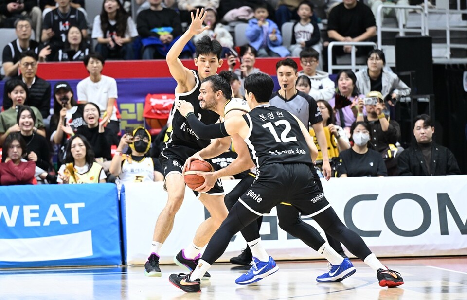 마레이가 KT 수비 사이에서 돌파를 시도하고 있다. /KBL 제공