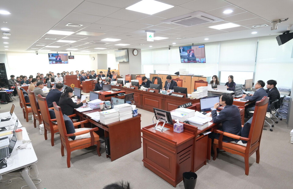 여가교위는 미래평생교육국, 여성가족국, 이민사회국, 경기도서관, 여성비전센터, 경기도평생교육진흥원, 경기도미래세대재단, 경기도여성가족재단을 대상으로 예산·사업 운영 실태를 집중 점검했다./ 경기도의회 제공 