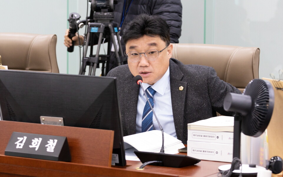 경기도의회 교육행정위원회 김회철 의원(더불어민주당·화성6)은 14일 열린 2025년도 행정사무감사에서 “정책 변화에는 반드시 보완책이 필요하다”며 턴키 방식 도입에 따른 지역 중소건설사 배제 가능성을 강하게 지적했다./ 경기도의회 제공