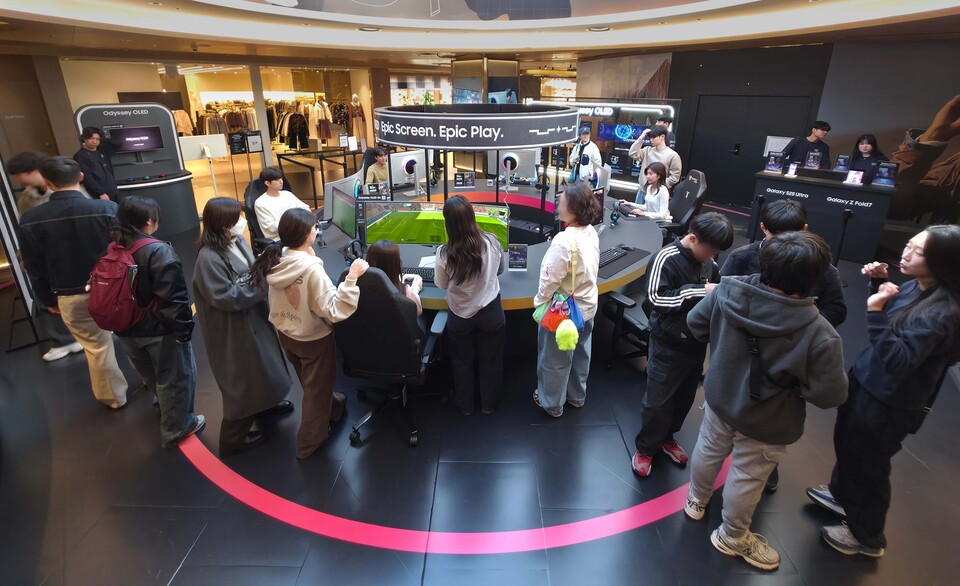 관람객들이 삼성 오디세이 게이밍 모니터와 갤럭시 스마트폰으로 게임 플레이를 경험할 수 있는 '오디세이 게임 스테이션' 팝업 체험존을 방문하고 있다. / 삼성전자 