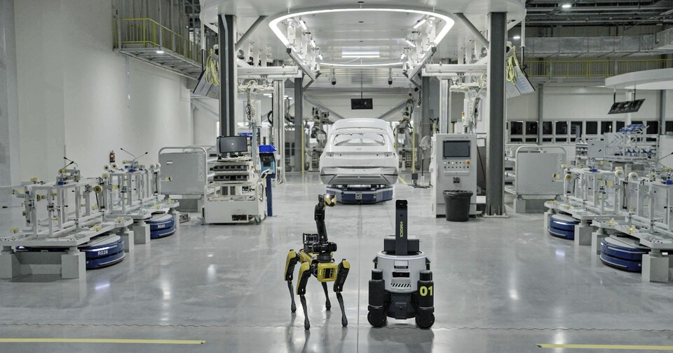 현대자동차그룹 'HMGICS' 내부, 셀(Cell) 앞에 로봇개 스폿(좌), 자율주행 로봇(ARM)의 모습./현대차그룹