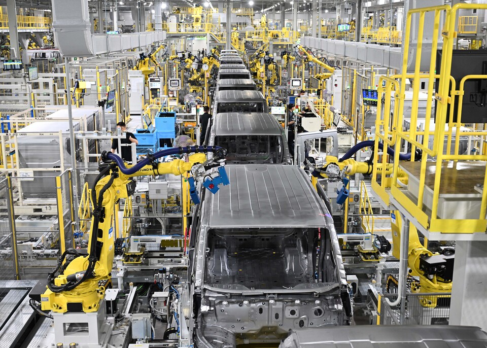 화성 'EVO Plant East'의 차체 용접 생산라인 모습./기아