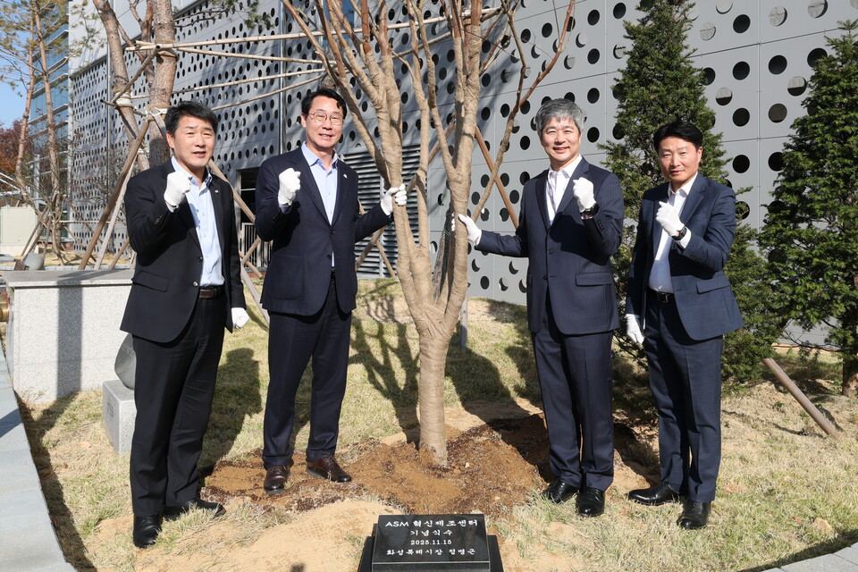 정명근 화성특례시장은 15일 글로벌 반도체 장비기업 ASM코리아 신사옥 ‘혁신제조센터’를 방문해 이영석 ASM코리아 대표와 차담회를 갖고 협력 강화를 논의했다./ 화성특례시 제공