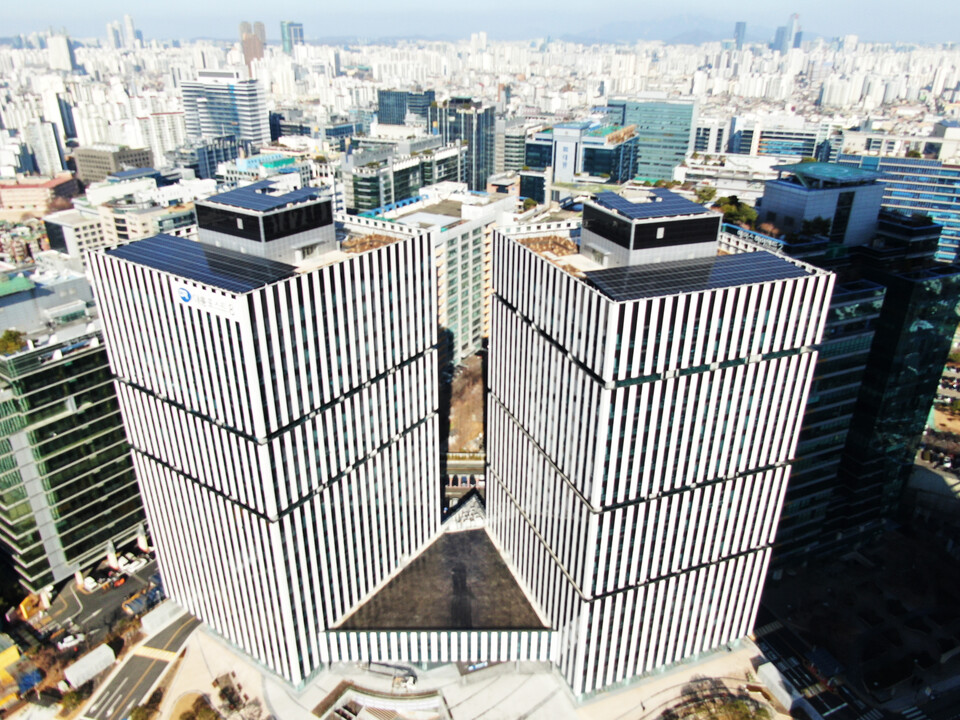 대륭포스트타워 8차 시공 모습(일반 BIPV, 448kW)