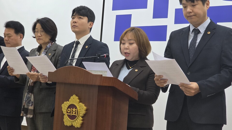 민주당은 "임태희 교육감이 AI라는 단어에만 집중하고 교육 행정을 외면한 결과"라며 이번 논란을 ‘교육 철학 부재’의 사례로 지적했다. 민주당은 이 영상 논란을 "또 하나의 교육 참사"로 간주하며, 임 교육감의 책임을 추궁했다./ 김두일 기자