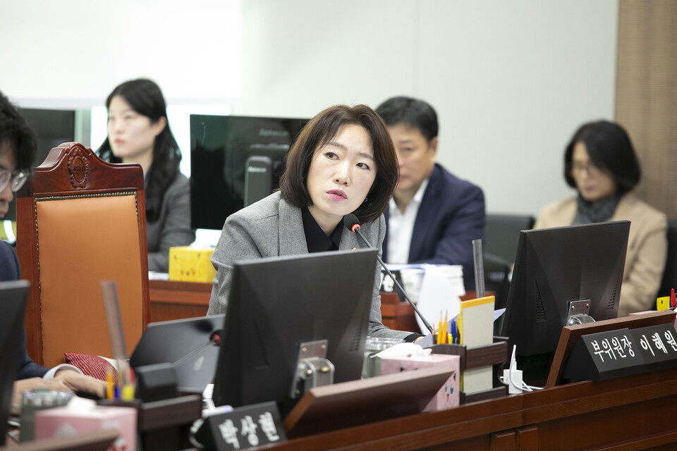 경기도의회 기획재정위원회 소속 이혜원 의원(국민의힘, 양평2)은 11월 14일 열린 제387회 정례회 기획재정위원회 종합감사에서, 경기도가 2026년도 본예산안에서 대규모 복지사업을 일괄 삭감한 사실을 강하게 비판했다./ 경기도의회 제공