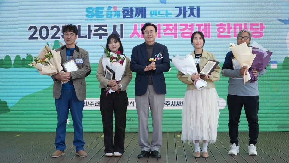 윤병태 시장(가운데)이 사회적경제 한마당에 참여하고 있다. /사진=나주시