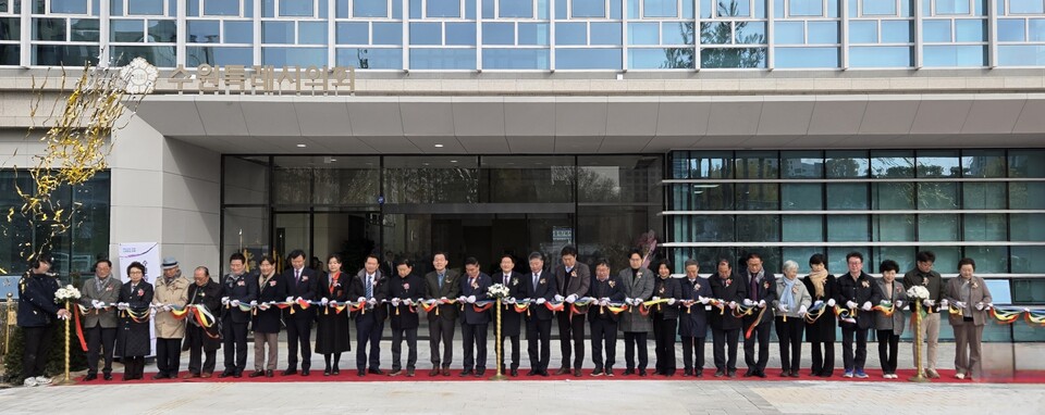 수원특례시의회(의장 이재식)가 35년 만에 독립 신청사를 열며 완전한 의회 자치 기반을 갖추게 됐다./ 김두일 기자