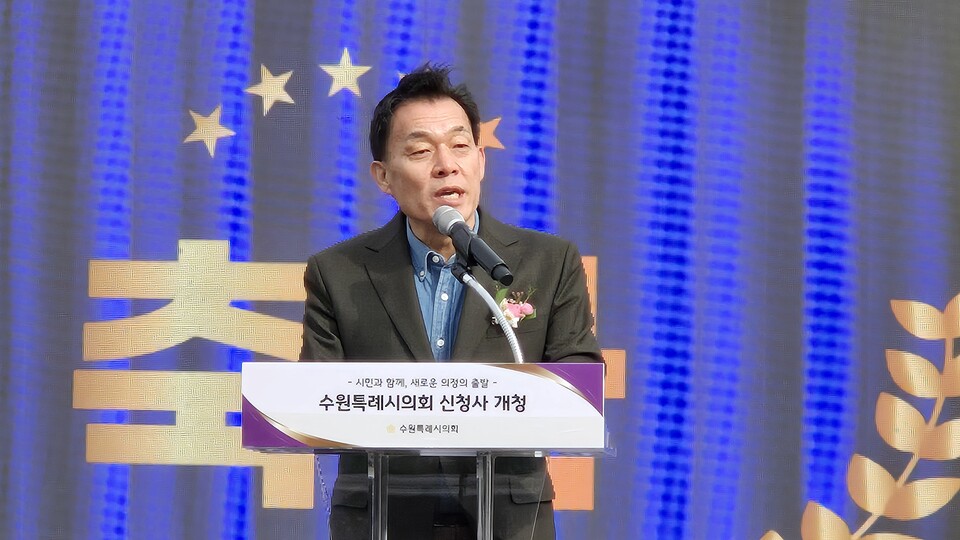 이재준 시장은 “많은 도시가 자체 청사를 갖고 있으나 수원특례시의회는 오랜 기간 독립 청사가 없었다”며 “10년 논의와 4년 공사 끝에 역사적 결실을 맺었다”고 말했다. 이어 의회–집행부 연결 통로에 대해 “협치의 상징, ‘수원 협치교’로 불리길 바란다”고 덧붙였다./ 김두일 기자