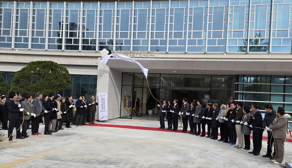 이날 본식 후 참석자들은 현판 제막, 테이프 커팅, 떡 절단식, 청사 내부 순시 등 식후 행사에 참여하며 개청을 기념했다.