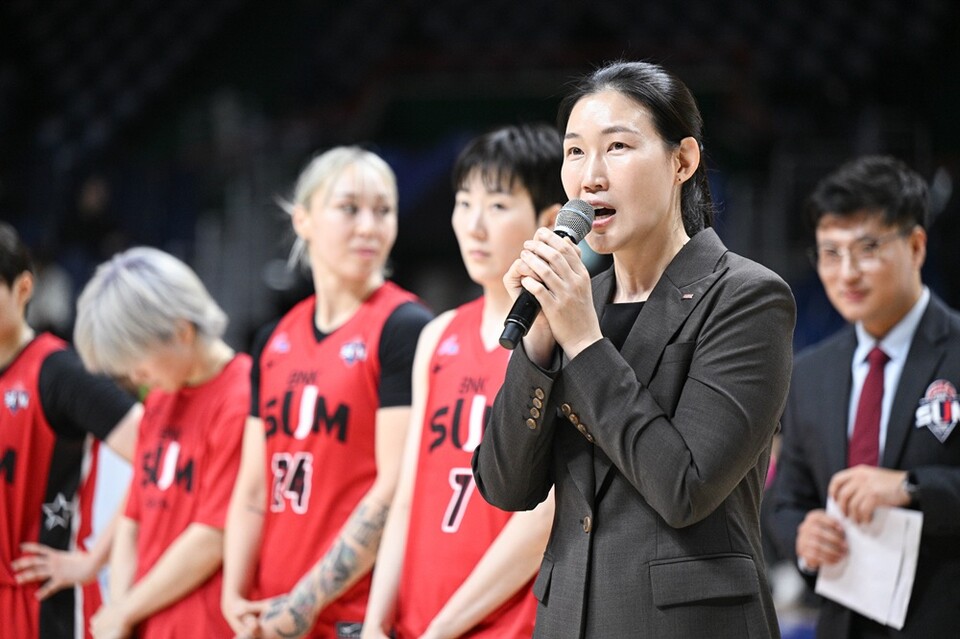 박정은 감독이 개막전 승리 후 홈팬들에게 인사하고 있다. /WKBL 제공