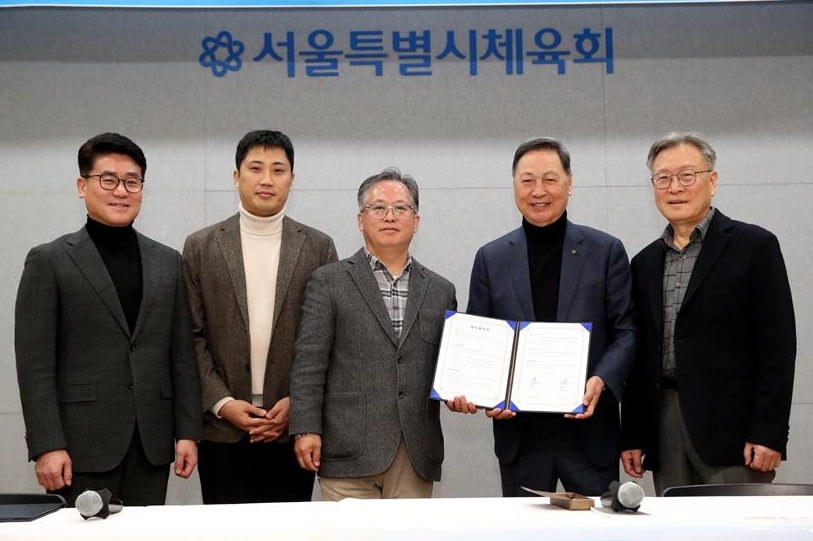 김경진 서울시 체육정책과장(왼쪽부터), 송경택 서울시의원, 전영생 ㈜호각 대표이사, 강태선 서울시체육회장, 이동현 전 KBS 스포츠국장. /서울시체육회 제공