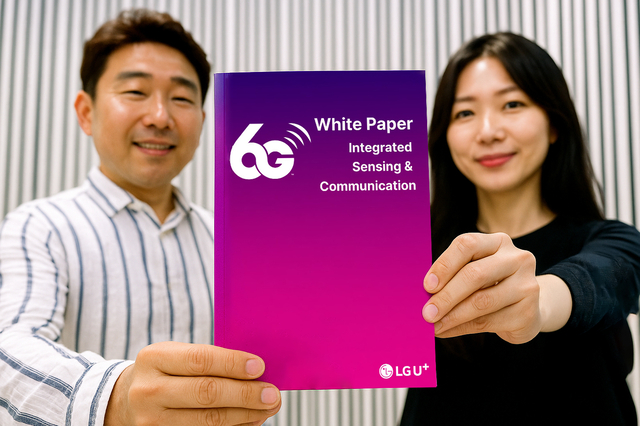 모델이 6G 백서 표지를 선보이고 있는 모습을 AI로 생성한 이미지. LG유플러스