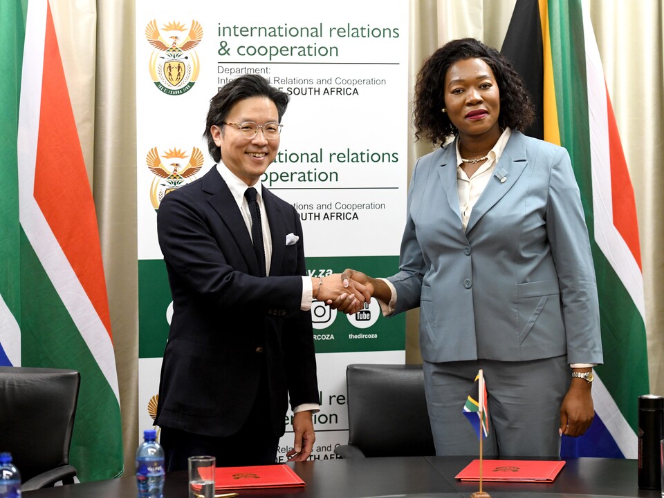 안나 탄디 모라카(Anna Thandi Moraka) 남아공 외교부 차관(오른쪽)이 '2025년 G20 요하네스버그 정상회의' 공식 차량 지원에 관한 업무협약을 체결한 직후 기념 촬영을 하고 있다./현대자동차