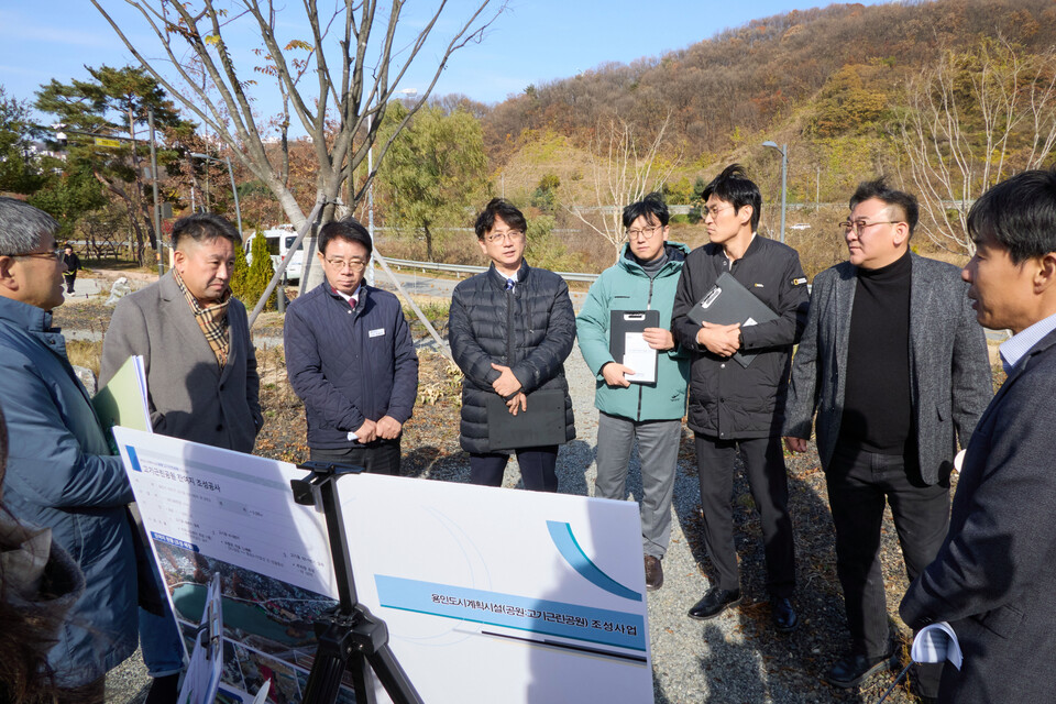 이번 현지조사는 ▲용인 경전철 차량기지 ▲플랫폼시티 특별계획구역 ▲고기근린공원 잔디광장·맨발길 조성사업 ▲모현 도시계획도로 소1-26호선 개설공사 등 용인시 핵심 현안을 망라했다./ 용인특례시의회 제공