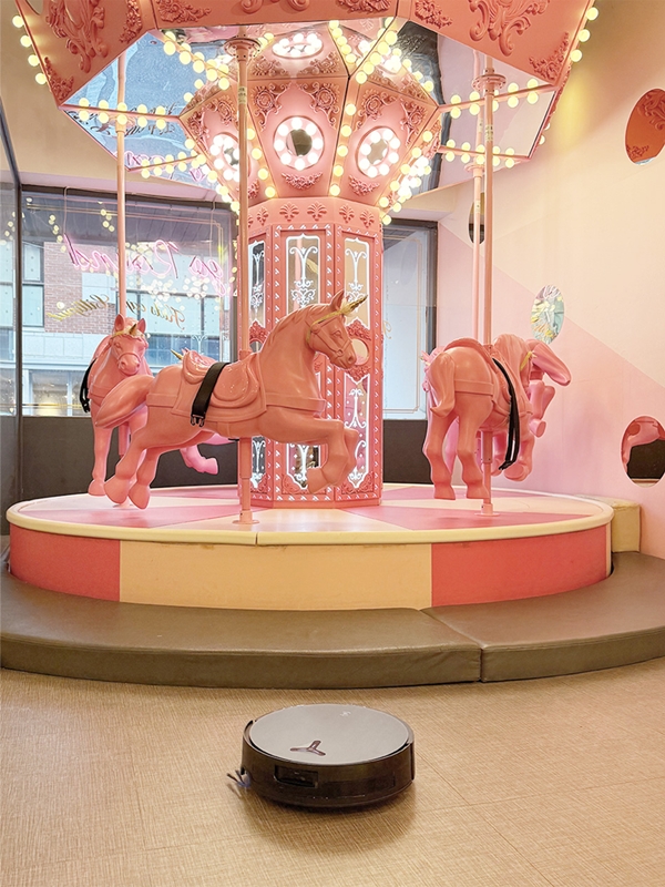 에코백스가 키즈카페 릴리펏과 함께 디봇 X11 옴니사이클론 체험 캠페인을 진행했다./에코백스