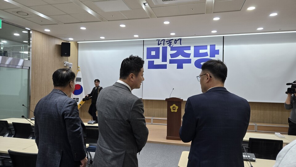 새 브리핑룸에는 ▲음향·조명·전기시설 전면 보강 ▲자동 제어형 시스템 도입 ▲백월(백보드) 교체 및 다목적 구성 ▲환기·공기질 강화 장비 ▲영상·송출 장비 업그레이드 등 국회 기자회견장 수준의 기술 개선이 반영됐다./ 김두일 기자