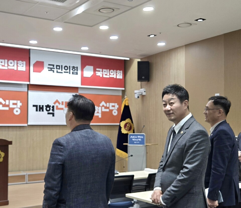 김진경 의장은 공사 관계 직원들에게 “짧은 기간에 큰 공사를 깔끔하게 마무리해줘 감사하다. 디테일한 부분까지 신경 쓴 덕분에 도민과 언론이 더 편안하게 사용할 수 있는 공간이 됐다”고 격려했다./ 김두일 기자