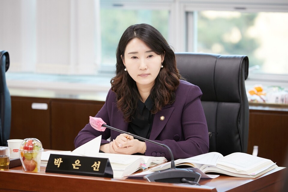 용인특례시의회 박은선 의원(국민의힘·보정·죽전·죽전3·상현2)은 2025년 용인시의회 행정사무감사에서 골목형상점가 지정 확대와 사회적경제 관련 사업의 운영 실태를 점검하며 제도 정비와 실질적 개선을 강하게 촉구했다./ 용인특례시의회 제공