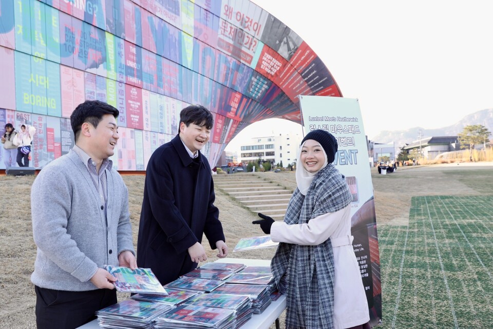 17일 진행된 서울도시건축비엔날레 폐막식에서 동국씨엠 직원들이 방문객에게 ‘휴머나이즈 월 럭스틸 마우스패드’를 나눠주고 있다./동국홀딩스