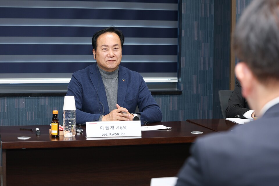  오산시(시장 이권재)는 이데미츠코산이 관내에서 제2연구센터 확장을 검토함에 따라 추진 상황을 확인하고 기업 의견을 직접 듣기 위해 14일 내삼미동 이데미츠어드밴스트머티리얼즈코리아를 방문했다./ 오산시 제공