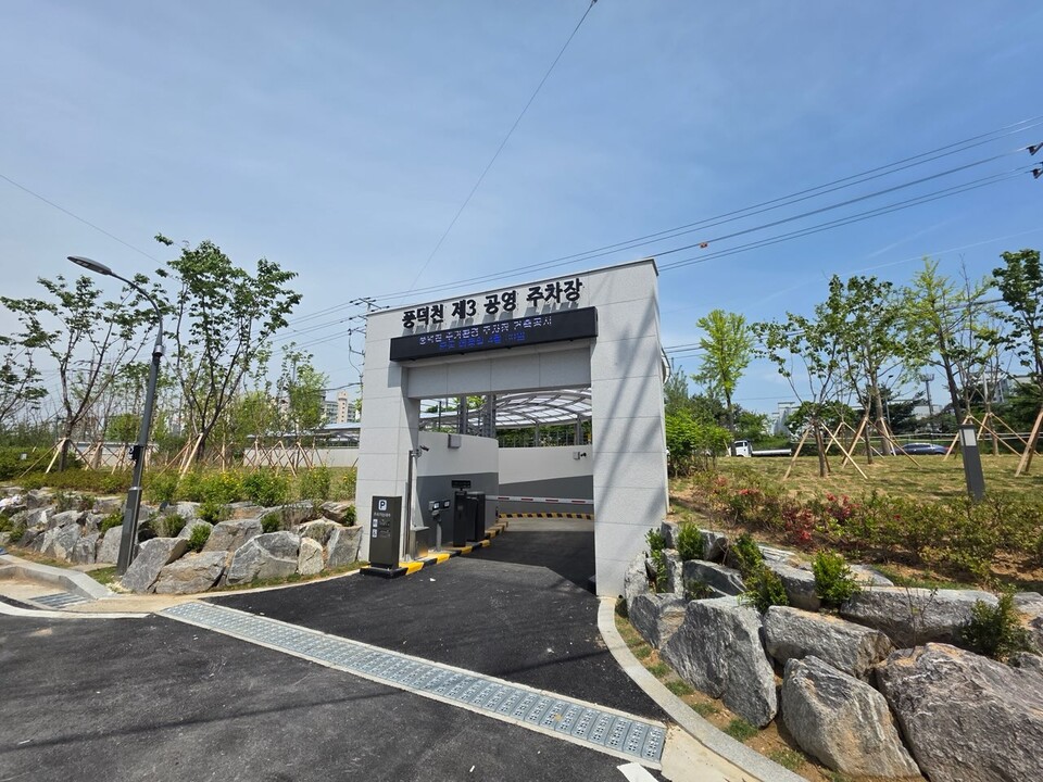 용인특례시(시장 이상일)는 17일부터 수지구 문인로3번길에 조성된 ‘풍덕천제3공영주차장’을 개장한다고 밝혔다./ 용인특례시 제공