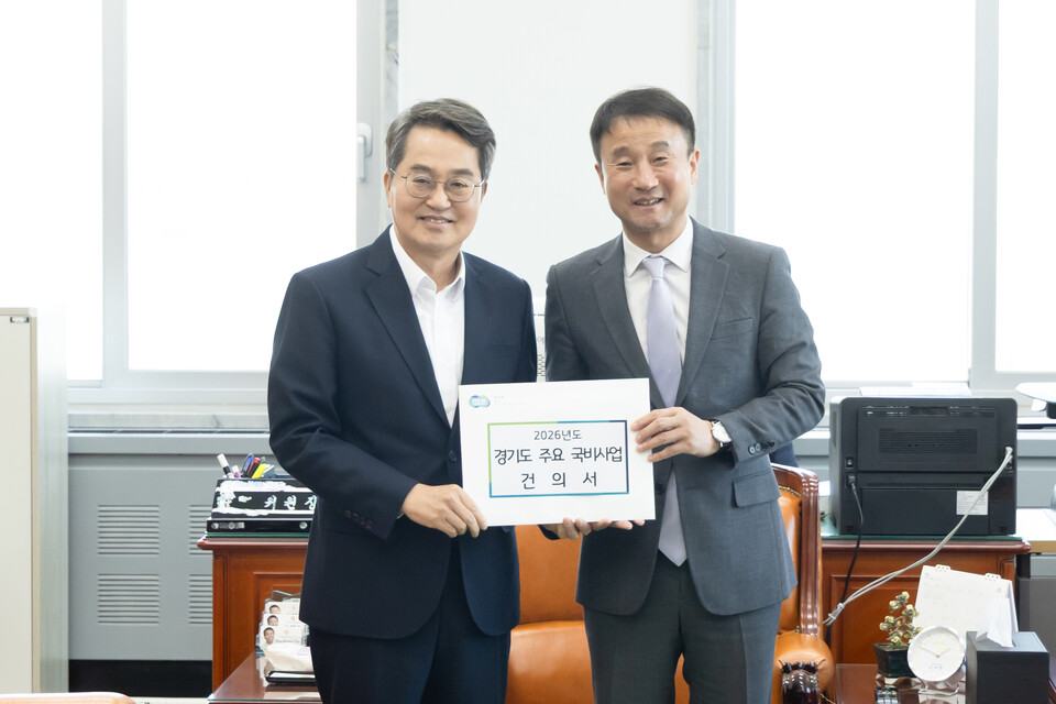 경기도(지사 김동연)는 17일 김동연 지사가 국회를 방문해 한병도 국회 예산결산특별위원회 위원장과 이소영 예결위 간사를 잇따라 만나 2026년도 경기도 핵심 국비사업에 대한 증액 지원을 요청했다고 밝혔다./ 경기도 제공