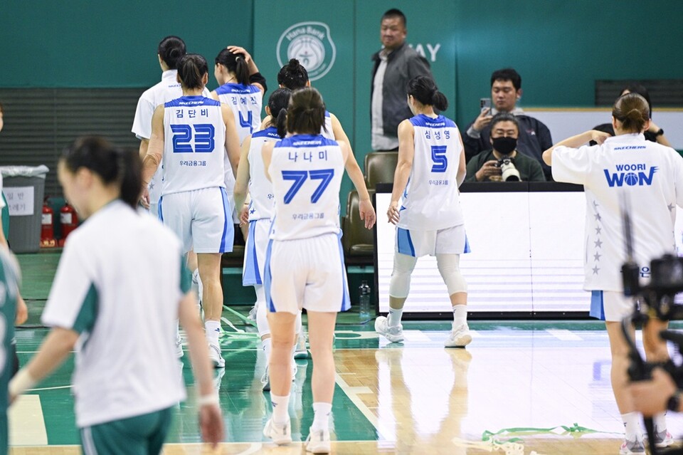 우리은행 선수들이 패배 후 코트에서 퇴장하고 있다. /WKBL 제공