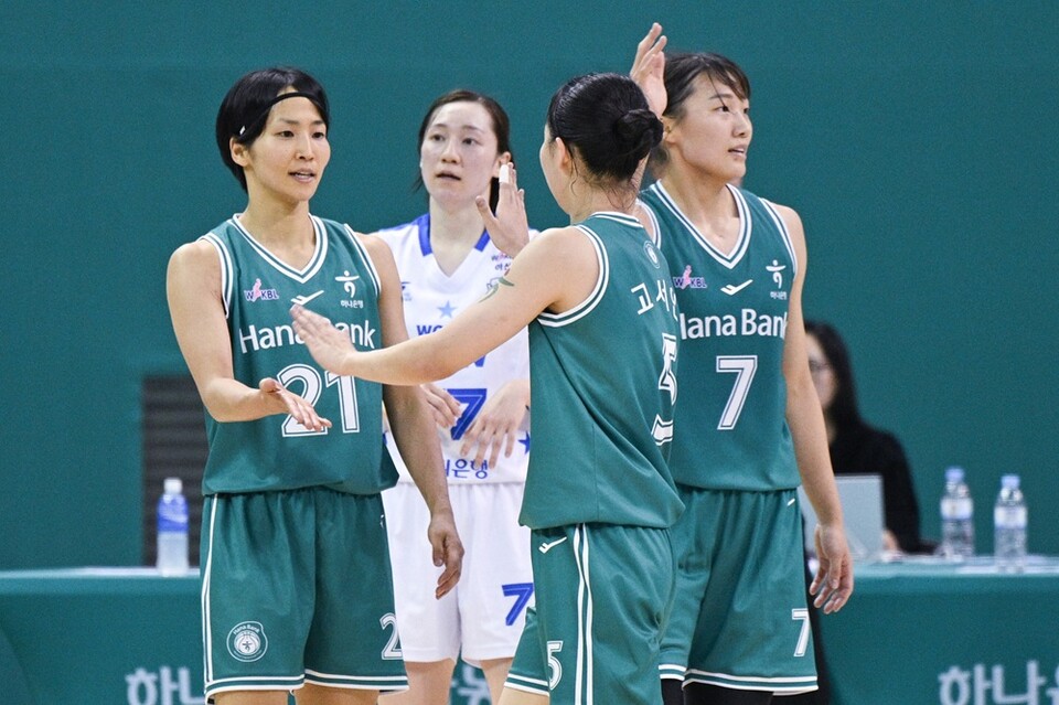 하나은행 선수들이 승리 후 기뻐하고 있다. /WKBL 제공