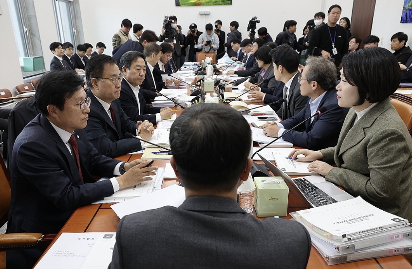 17일 서울 여의도 국회에서 열린 예산결산특별위원회 예산안 조정소위원회에서 한병도 소위원장이 회의를 주재하고 있다. /연합뉴스