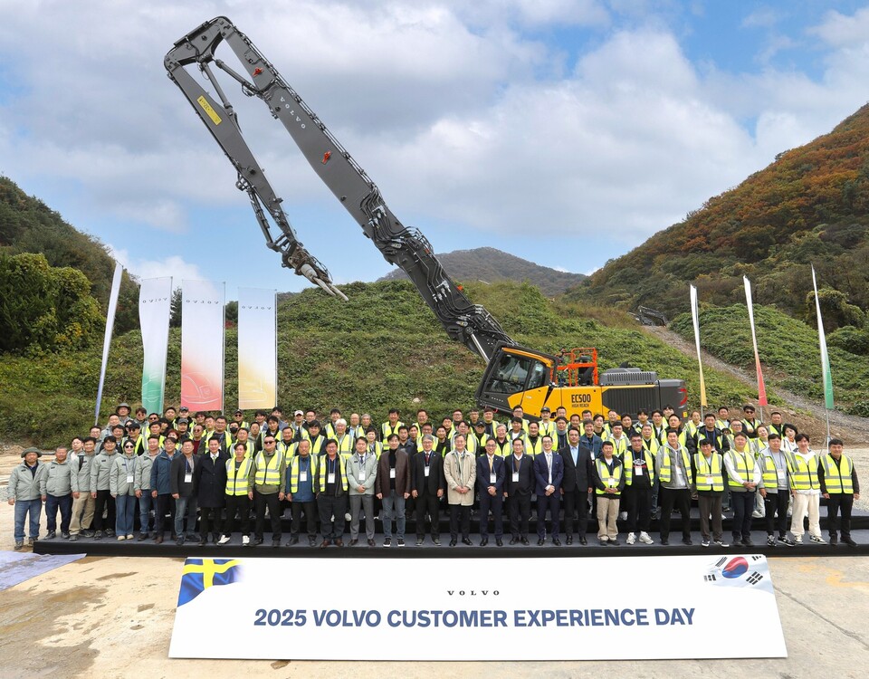 볼보그룹코리아(볼보건설기계코리아)가 지난 12~13일 창원공장에서 ‘2025 볼보 고객 경험의 날’을 진행했다./볼보그룹코리아