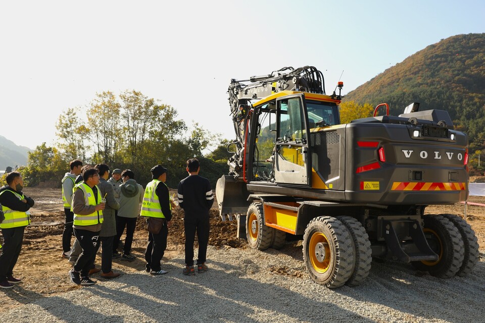 ‘2025 볼보 고객 경험의 날’에 참석한 고객들이 6톤·15톤 굴착기의 실제 작동 성능과 첨단 기술을 직접 체험하고 있다./볼보그룹코리아