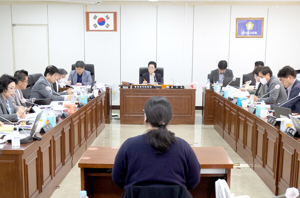 군산시의회 행정복지위원회는 17일 기획예산과를 대상으로 행정사무감사를 실시했다./시의회