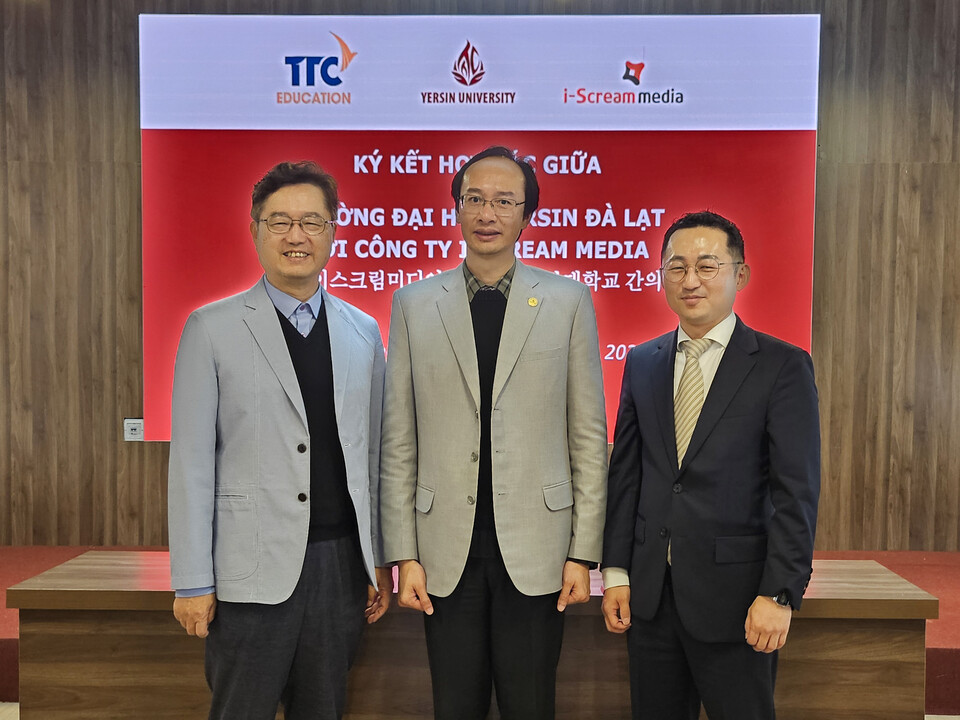 (왼쪽부터)김규 사이공한글학교 교장, VU THI THUY DUNG 예르생달랏대학교 부총장, 김성욱 아이스크림미디어 실장이 교육 협력을 위한 업무협약(MOU)을 체결한 모습./아이스크림미디어