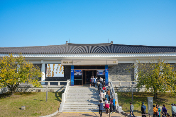 국립경주박물관은 최근 아시아태평양경제협력체(APEC) 2025를 계기로 한미 정상회담과 한중 정상회담이 열렸던 공간을 일반 관람객에게 특별 공개했다. 방문객들이 정상회담장을 관람하기 위해 줄을 서 있는 모습. /국립경주박물관 제공