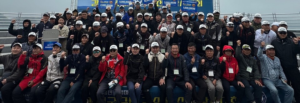 강진 피싱마스터스대회 참가자들이 대회가 끝난 뒤 한 자리에 모여 파이팅을 외치고 있다. /사진=강진군