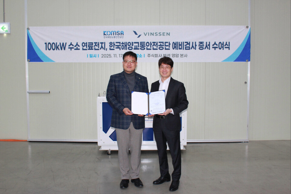 서무천 KOMSA 지사장(왼쪽)과 이칠환 빈센 대표./빈센