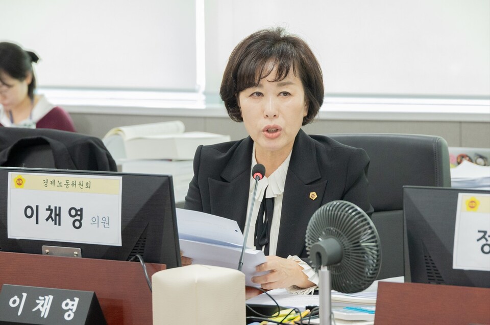 경기도의회 경제노동위원회 이채영 의원(국민의힘, 비례)이 14일 열린 2025년도 행정사무감사에서 경기도의 노동·경제·사회혁신 정책에서 공공성과 정책 기반의 약화를 지적하며 전면적인 재정비를 촉구했다./ 경기도의회 제공