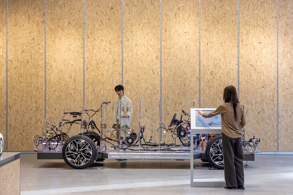 ‘UX 스튜디오’ 서울 SDV존에 전시된 E&E 아키텍처를 참가자들이 관람하는 모습./현대차그룹