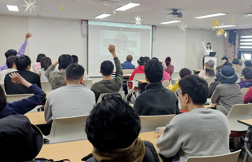 BNK투자증권, 금융취약계층 보이스피싱 예방교육 모습. 사진=BNK금융그룹